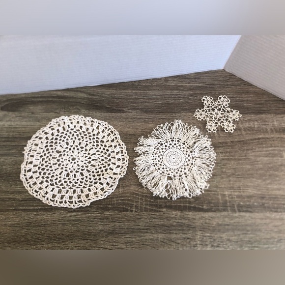 Elegant Hand Crocheted Vintage Doily Set - Picture 4 of 13
